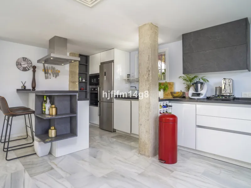Discover this elegant villa located in the prestigious Los Naranjos Hill Club, Nueva Andalucía. Situated in a peaceful cul-de-sac, this charming home offers a perfect blend of privacy, comfort, and Mediterranean lifestyle, just a short distance from top i