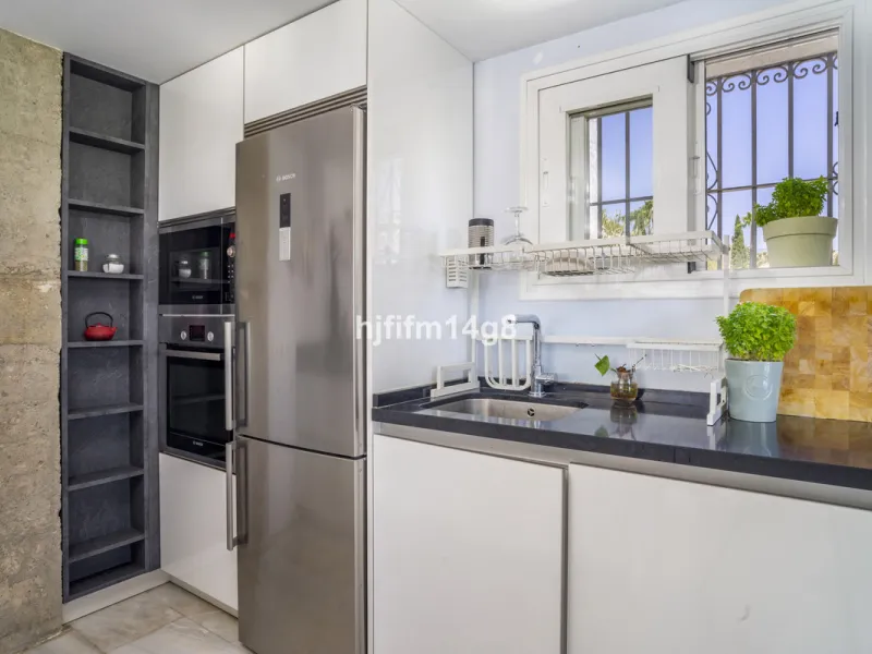 Discover this elegant villa located in the prestigious Los Naranjos Hill Club, Nueva Andalucía. Situated in a peaceful cul-de-sac, this charming home offers a perfect blend of privacy, comfort, and Mediterranean lifestyle, just a short distance from top i