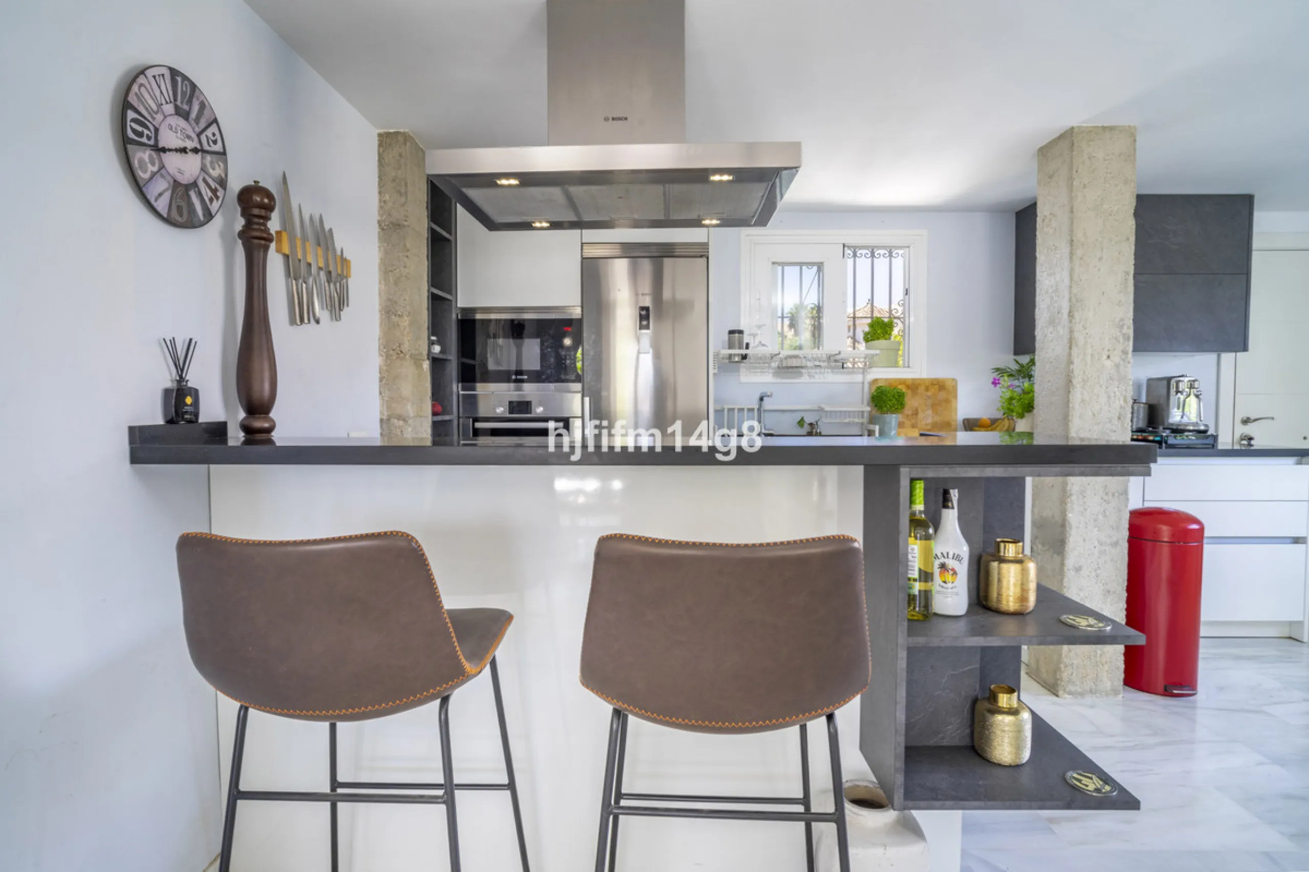 Discover this elegant villa located in the prestigious Los Naranjos Hill Club, Nueva Andalucía. Situated in a peaceful cul-de-sac, this charming home offers a perfect blend of privacy, comfort, and Mediterranean lifestyle, just a short distance from top i