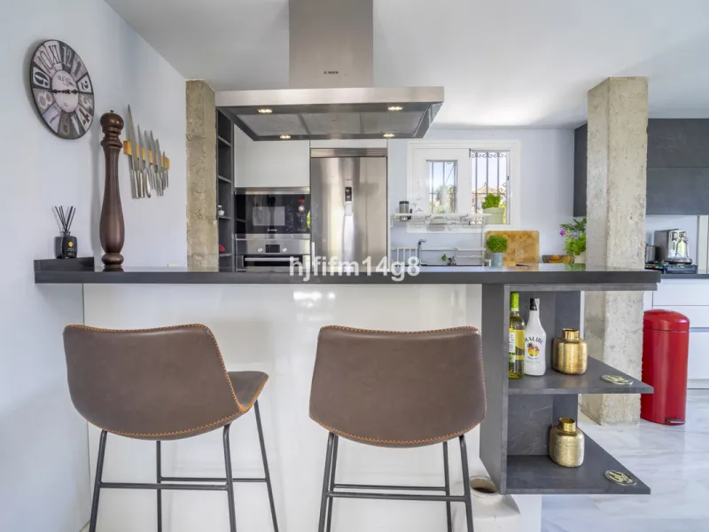 Discover this elegant villa located in the prestigious Los Naranjos Hill Club, Nueva Andalucía. Situated in a peaceful cul-de-sac, this charming home offers a perfect blend of privacy, comfort, and Mediterranean lifestyle, just a short distance from top i