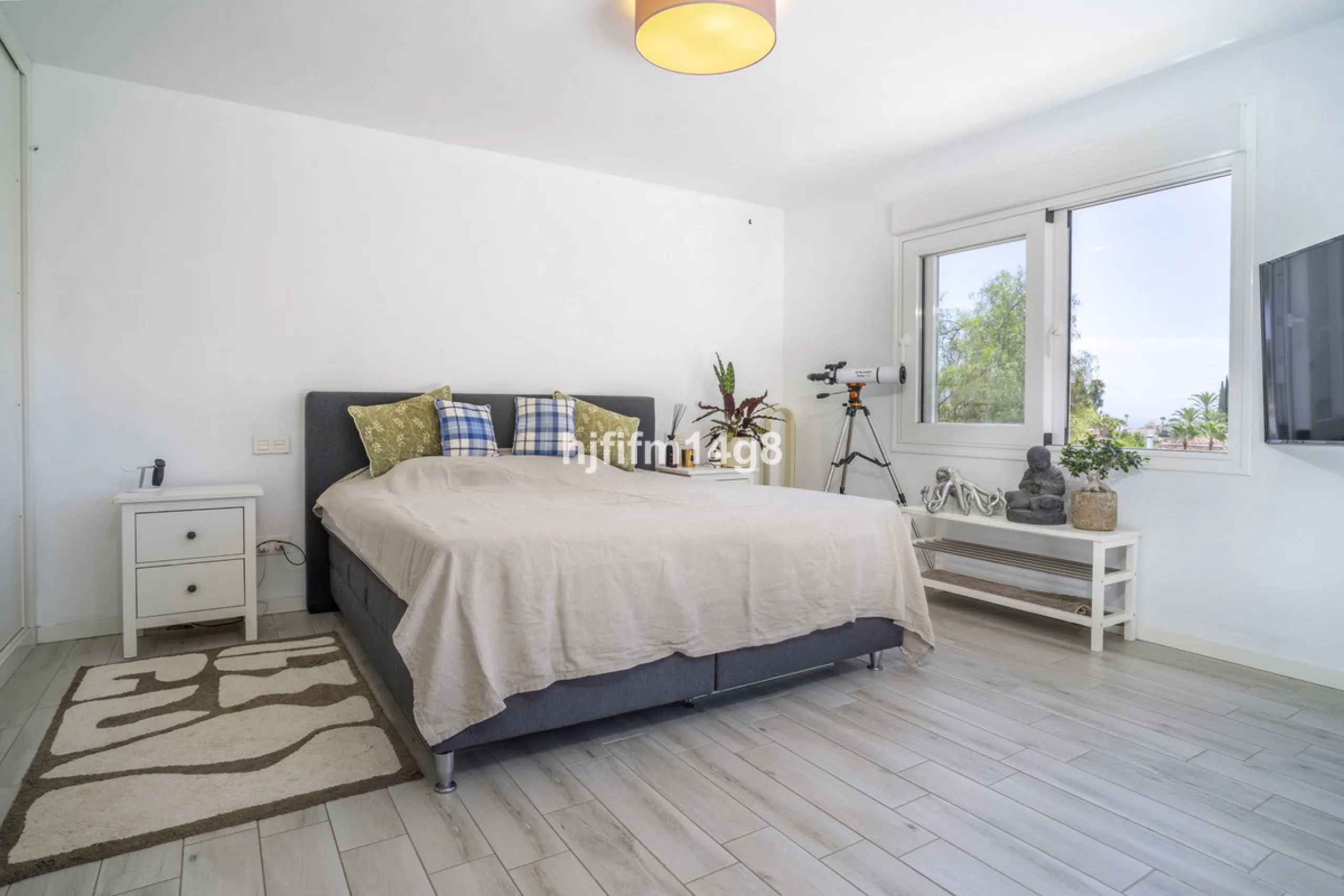 Discover this elegant villa located in the prestigious Los Naranjos Hill Club, Nueva Andalucía. Situated in a peaceful cul-de-sac, this charming home offers a perfect blend of privacy, comfort, and Mediterranean lifestyle, just a short distance from top i