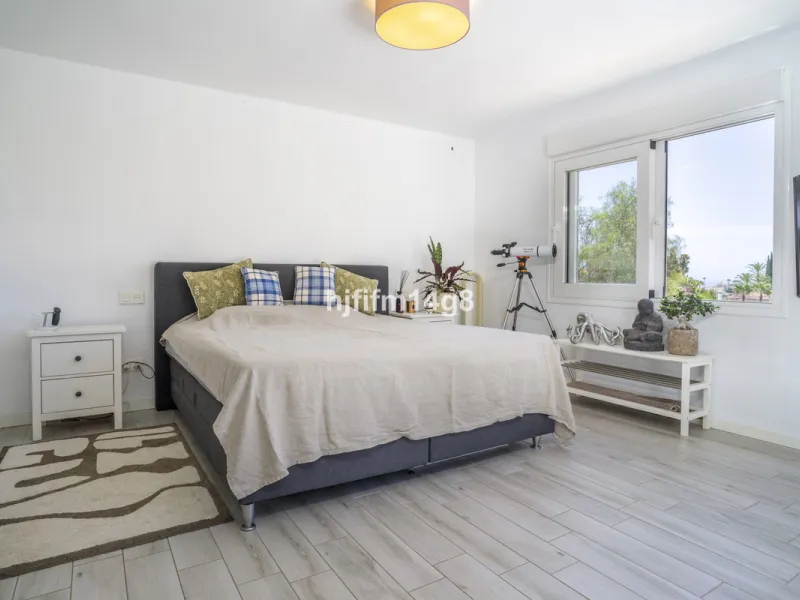 Discover this elegant villa located in the prestigious Los Naranjos Hill Club, Nueva Andalucía. Situated in a peaceful cul-de-sac, this charming home offers a perfect blend of privacy, comfort, and Mediterranean lifestyle, just a short distance from top i