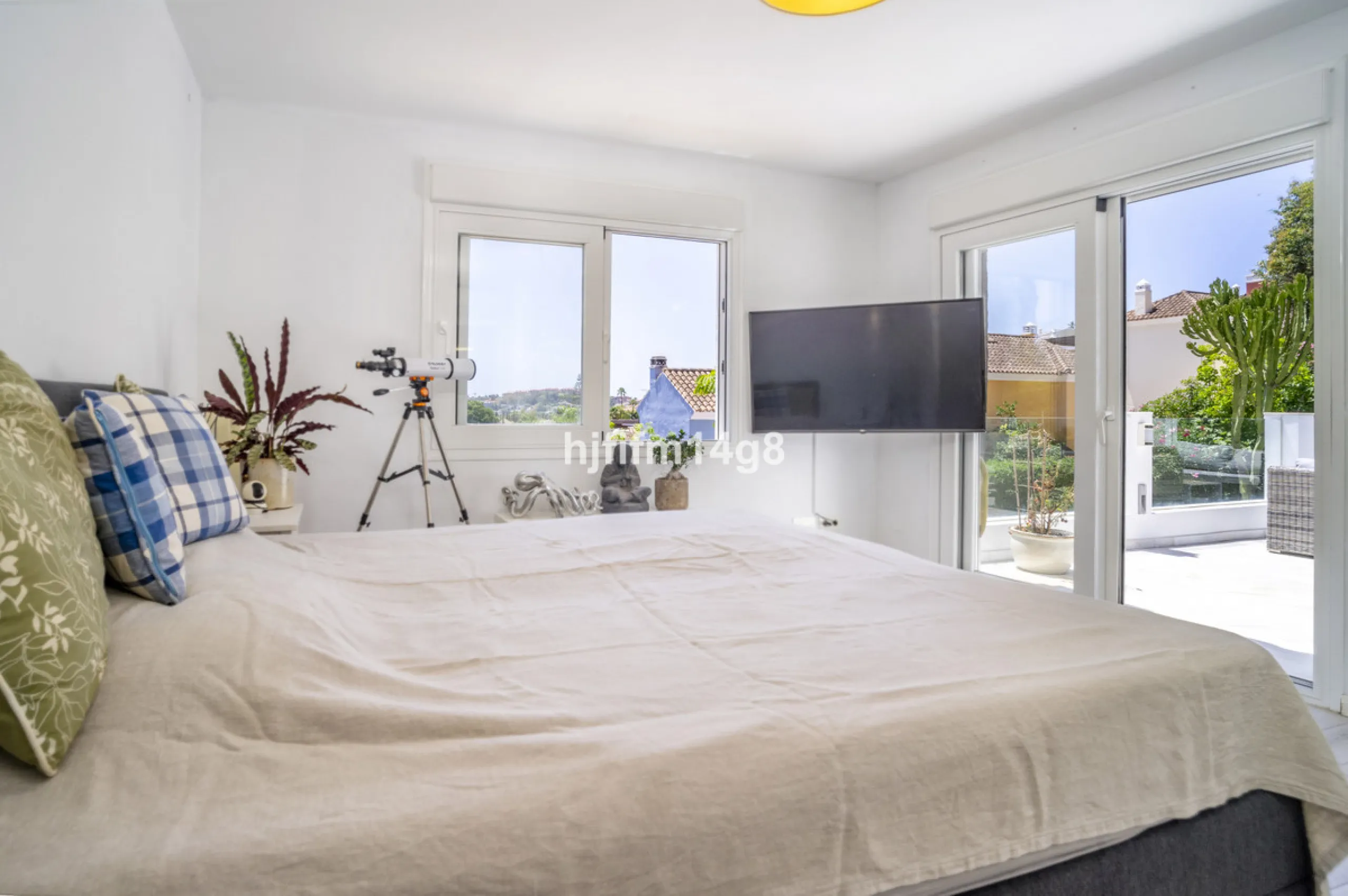 Discover this elegant villa located in the prestigious Los Naranjos Hill Club, Nueva Andalucía. Situated in a peaceful cul-de-sac, this charming home offers a perfect blend of privacy, comfort, and Mediterranean lifestyle, just a short distance from top i
