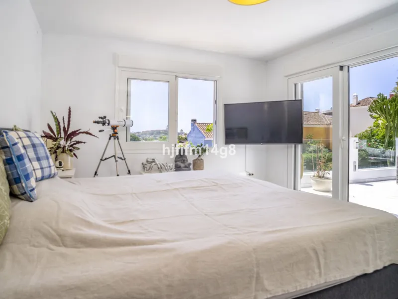 Discover this elegant villa located in the prestigious Los Naranjos Hill Club, Nueva Andalucía. Situated in a peaceful cul-de-sac, this charming home offers a perfect blend of privacy, comfort, and Mediterranean lifestyle, just a short distance from top i