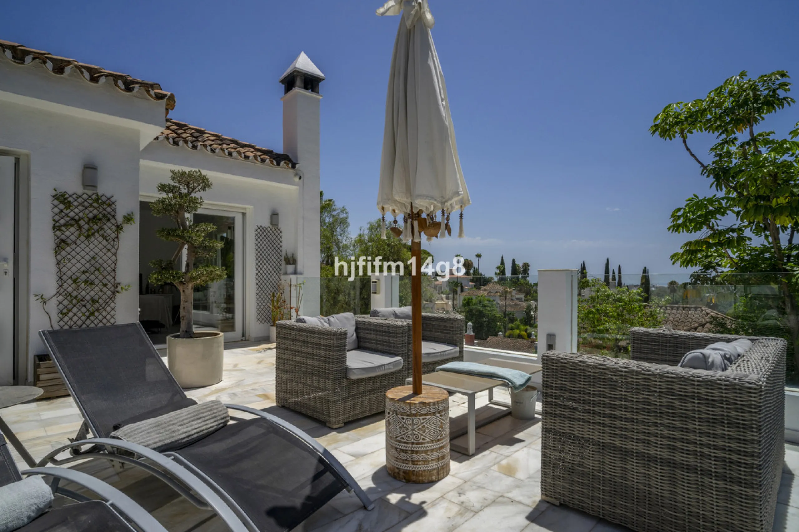 Discover this elegant villa located in the prestigious Los Naranjos Hill Club, Nueva Andalucía. Situated in a peaceful cul-de-sac, this charming home offers a perfect blend of privacy, comfort, and Mediterranean lifestyle, just a short distance from top i