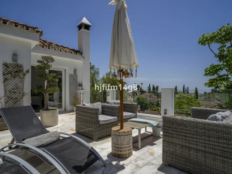 Discover this elegant villa located in the prestigious Los Naranjos Hill Club, Nueva Andalucía. Situated in a peaceful cul-de-sac, this charming home offers a perfect blend of privacy, comfort, and Mediterranean lifestyle, just a short distance from top i