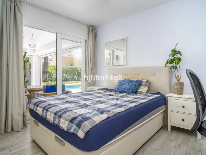 Discover this elegant villa located in the prestigious Los Naranjos Hill Club, Nueva Andalucía. Situated in a peaceful cul-de-sac, this charming home offers a perfect blend of privacy, comfort, and Mediterranean lifestyle, just a short distance from top i