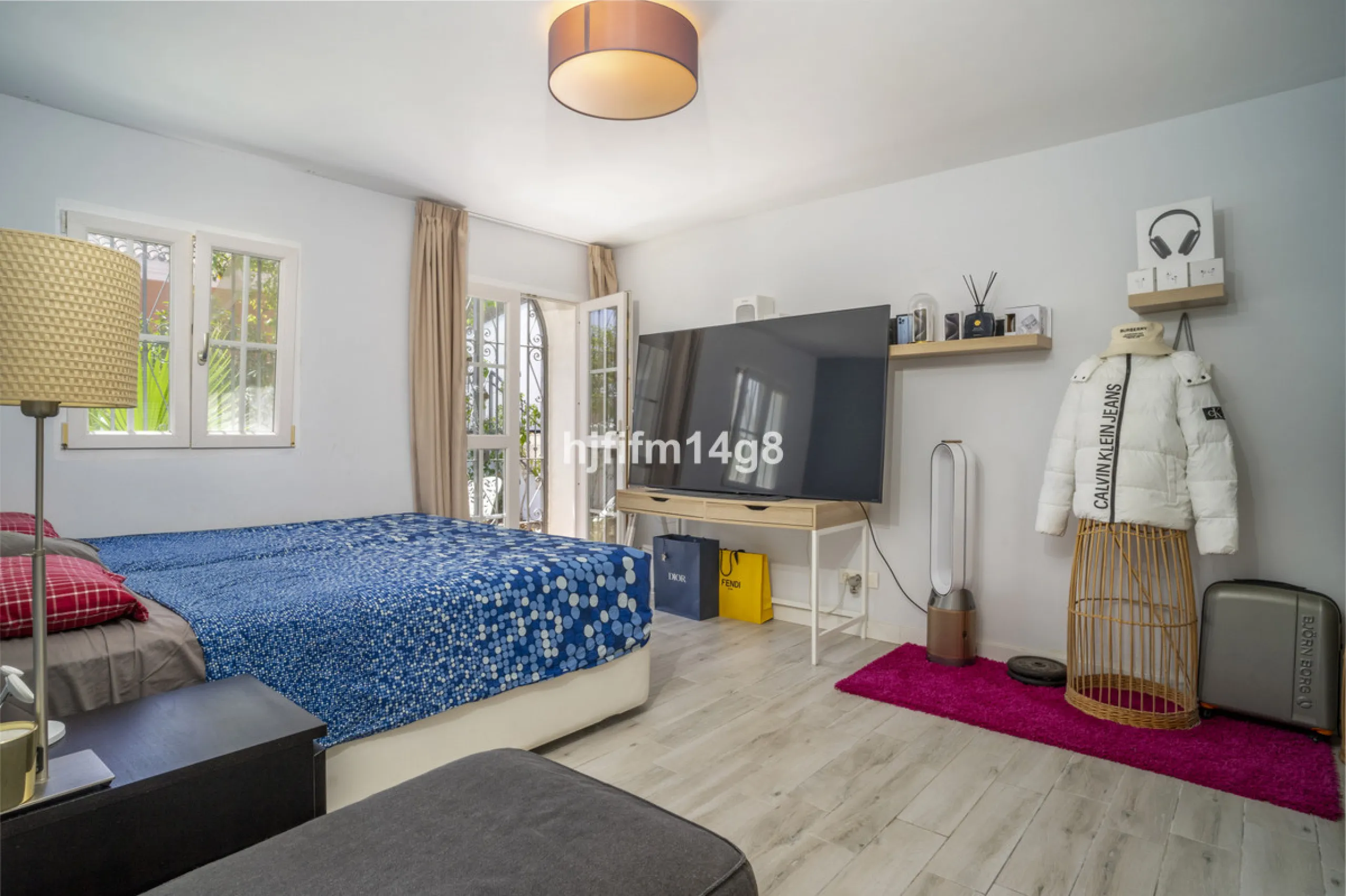Discover this elegant villa located in the prestigious Los Naranjos Hill Club, Nueva Andalucía. Situated in a peaceful cul-de-sac, this charming home offers a perfect blend of privacy, comfort, and Mediterranean lifestyle, just a short distance from top i
