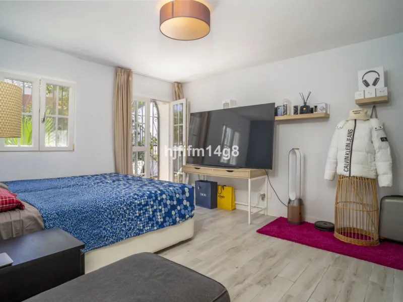 Discover this elegant villa located in the prestigious Los Naranjos Hill Club, Nueva Andalucía. Situated in a peaceful cul-de-sac, this charming home offers a perfect blend of privacy, comfort, and Mediterranean lifestyle, just a short distance from top i
