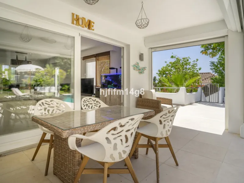 Discover this elegant villa located in the prestigious Los Naranjos Hill Club, Nueva Andalucía. Situated in a peaceful cul-de-sac, this charming home offers a perfect blend of privacy, comfort, and Mediterranean lifestyle, just a short distance from top i