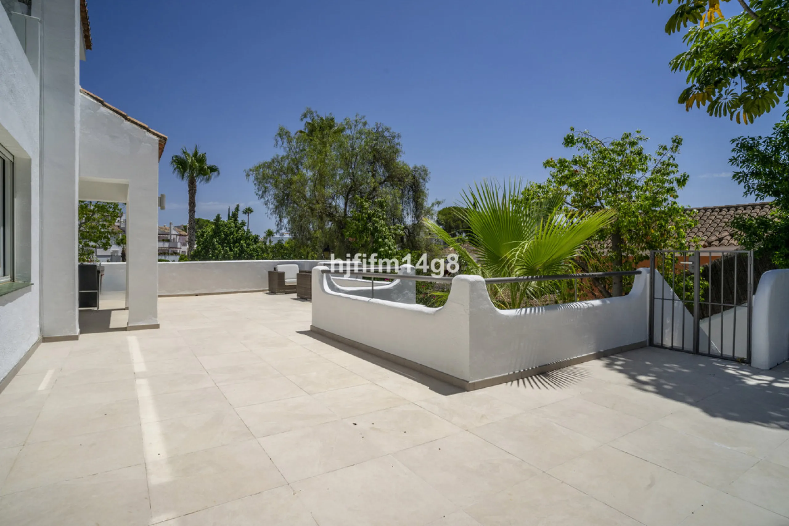 Discover this elegant villa located in the prestigious Los Naranjos Hill Club, Nueva Andalucía. Situated in a peaceful cul-de-sac, this charming home offers a perfect blend of privacy, comfort, and Mediterranean lifestyle, just a short distance from top i
