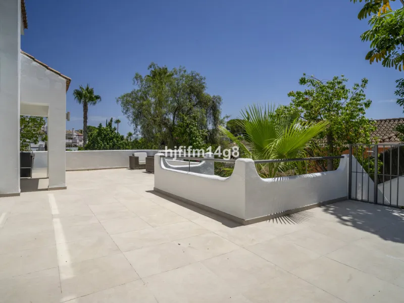 Discover this elegant villa located in the prestigious Los Naranjos Hill Club, Nueva Andalucía. Situated in a peaceful cul-de-sac, this charming home offers a perfect blend of privacy, comfort, and Mediterranean lifestyle, just a short distance from top i