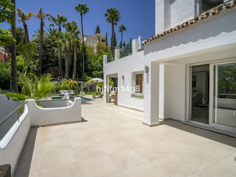 Discover this elegant villa located in the prestigious Los Naranjos Hill Club, Nueva Andalucía. Situated in a peaceful cul-de-sac, this charming home offers a perfect blend of privacy, comfort, and Mediterranean lifestyle, just a short distance from top i