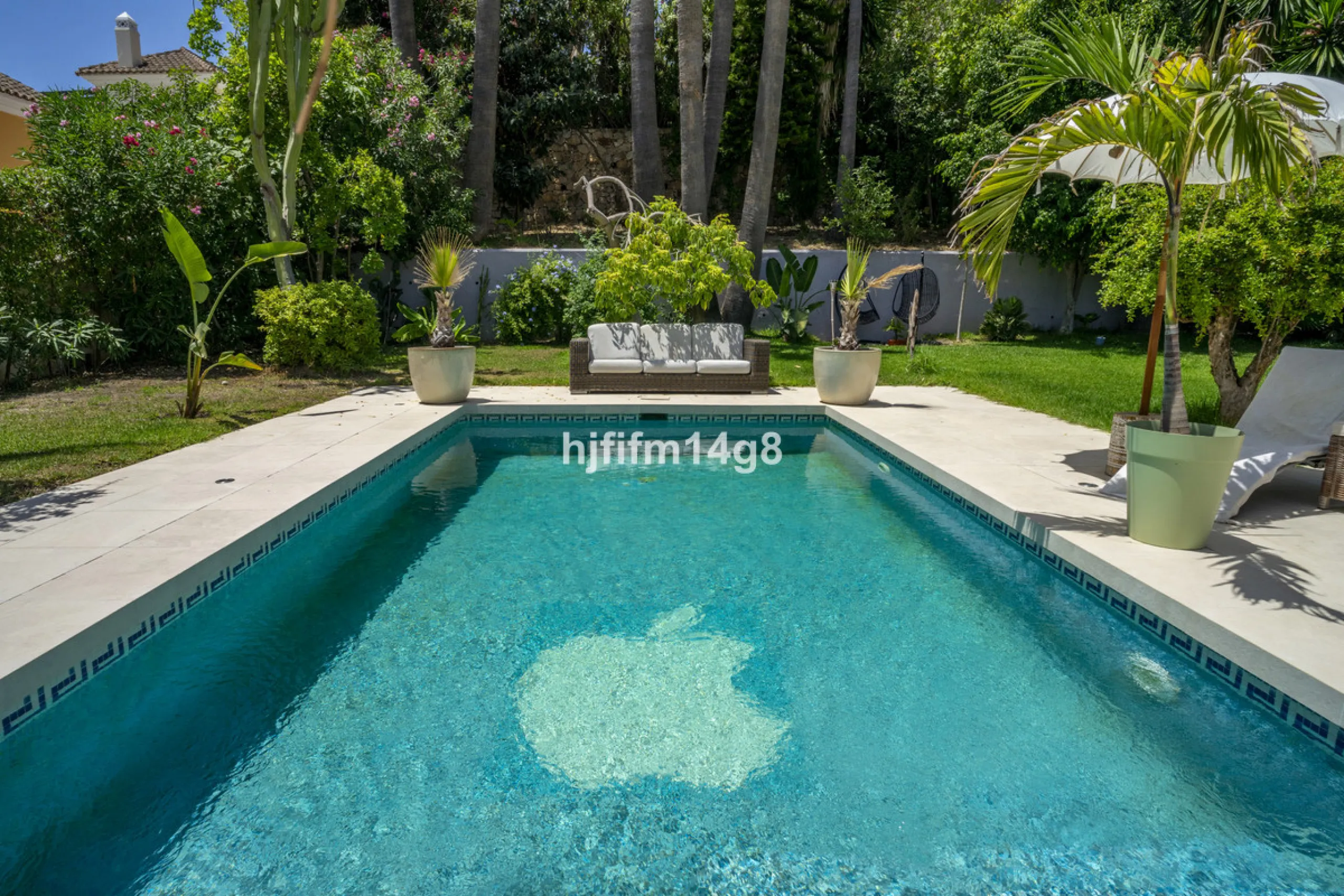 Discover this elegant villa located in the prestigious Los Naranjos Hill Club, Nueva Andalucía. Situated in a peaceful cul-de-sac, this charming home offers a perfect blend of privacy, comfort, and Mediterranean lifestyle, just a short distance from top i