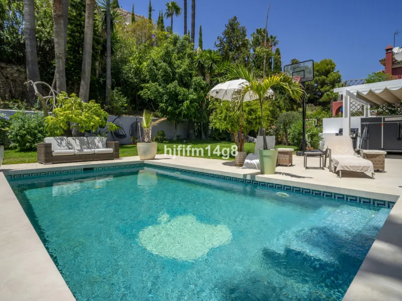 Discover this elegant villa located in the prestigious Los Naranjos Hill Club, Nueva Andalucía. Situated in a peaceful cul-de-sac, this charming home offers a perfect blend of privacy, comfort, and Mediterranean lifestyle, just a short distance from top i