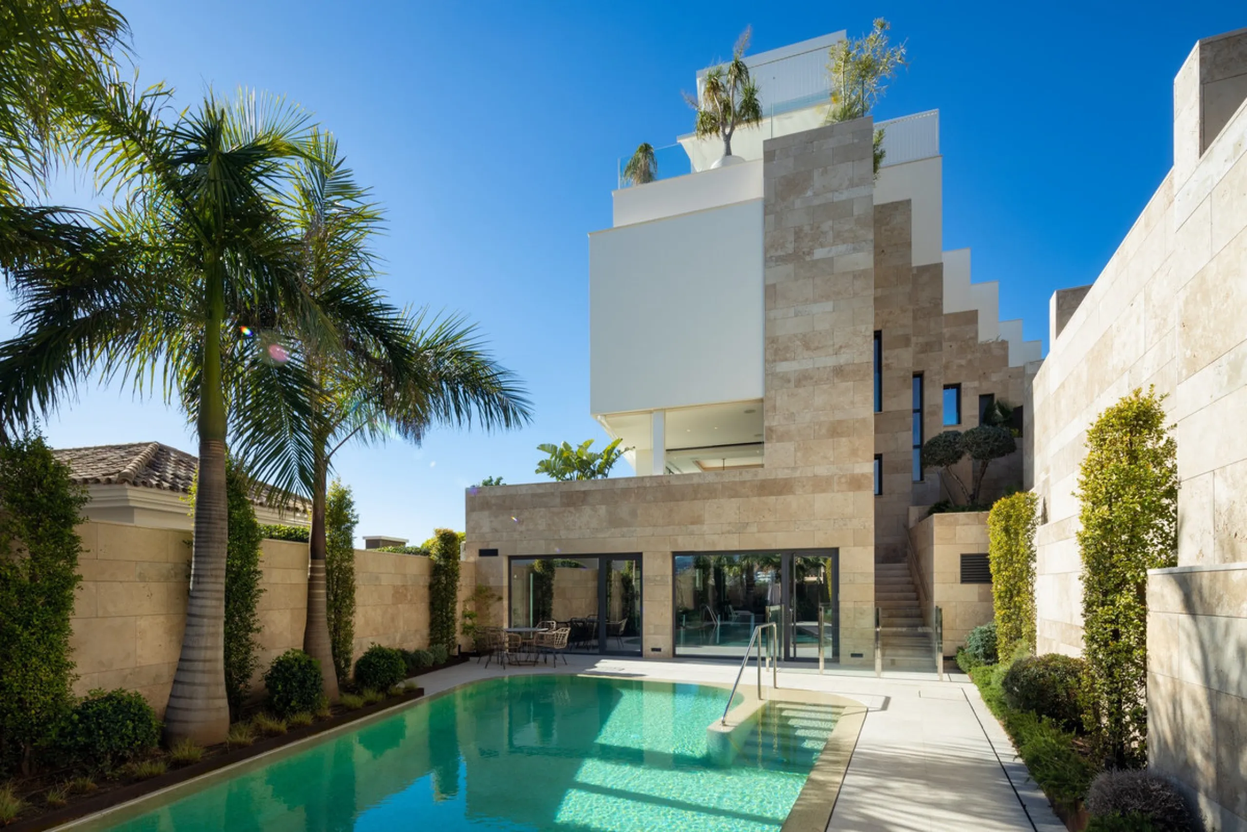 Situated in one of La Quinta's most sought-after enclaves above San Pedro, this stunning apartment offers panoramic views over the Mediterranean and a refined lifestyle marked by space, privacy, and contemporary comfort.