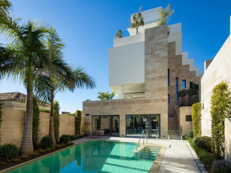 Situated in one of La Quinta's most sought-after enclaves above San Pedro, this stunning apartment offers panoramic views over the Mediterranean and a refined lifestyle marked by space, privacy, and contemporary comfort.