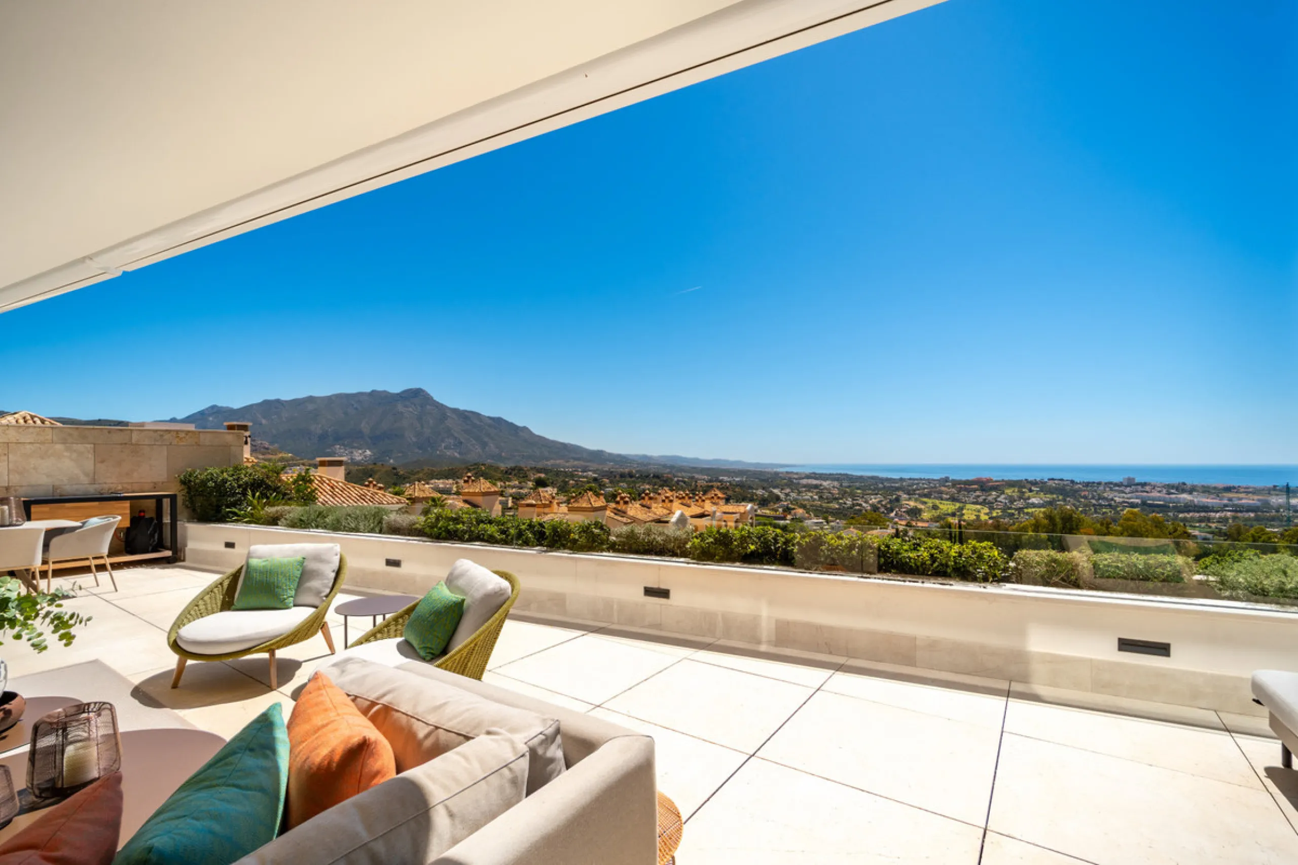 Situated in one of La Quinta's most sought-after enclaves above San Pedro, this stunning apartment offers panoramic views over the Mediterranean and a refined lifestyle marked by space, privacy, and contemporary comfort.