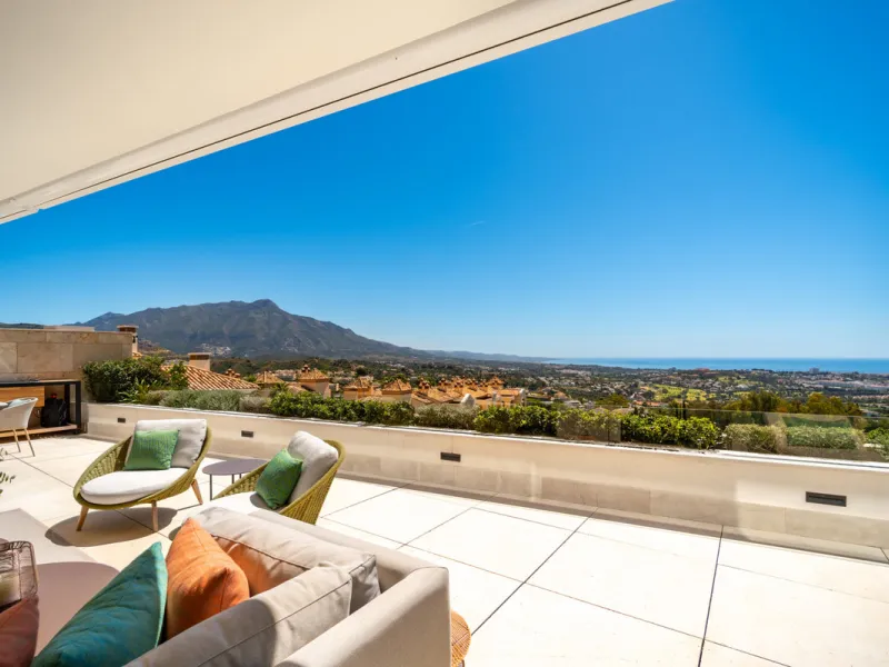 Situated in one of La Quinta's most sought-after enclaves above San Pedro, this stunning apartment offers panoramic views over the Mediterranean and a refined lifestyle marked by space, privacy, and contemporary comfort.
