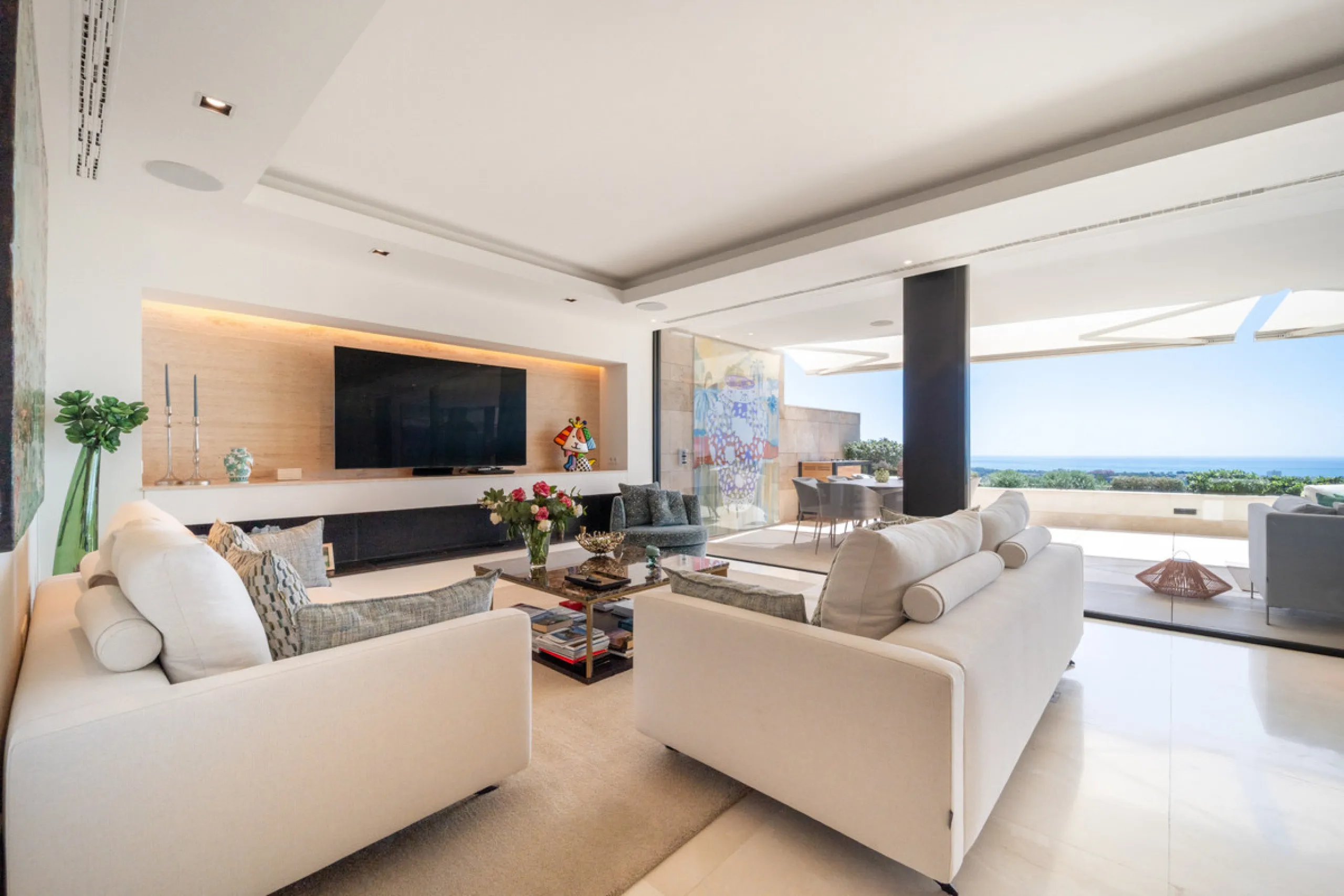 Situated in one of La Quinta's most sought-after enclaves above San Pedro, this stunning apartment offers panoramic views over the Mediterranean and a refined lifestyle marked by space, privacy, and contemporary comfort.