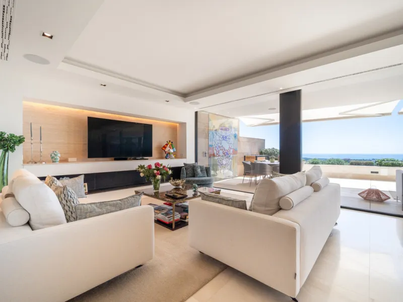 Situated in one of La Quinta's most sought-after enclaves above San Pedro, this stunning apartment offers panoramic views over the Mediterranean and a refined lifestyle marked by space, privacy, and contemporary comfort.