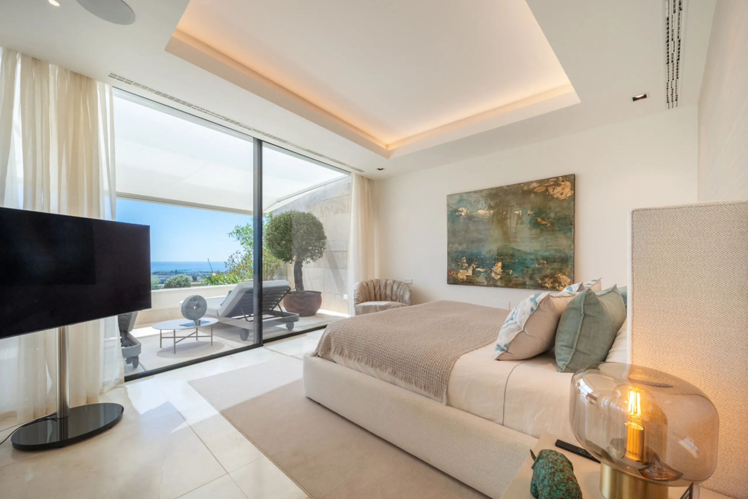 Situated in one of La Quinta's most sought-after enclaves above San Pedro, this stunning apartment offers panoramic views over the Mediterranean and a refined lifestyle marked by space, privacy, and contemporary comfort.