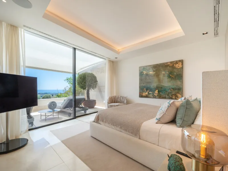 Situated in one of La Quinta's most sought-after enclaves above San Pedro, this stunning apartment offers panoramic views over the Mediterranean and a refined lifestyle marked by space, privacy, and contemporary comfort.