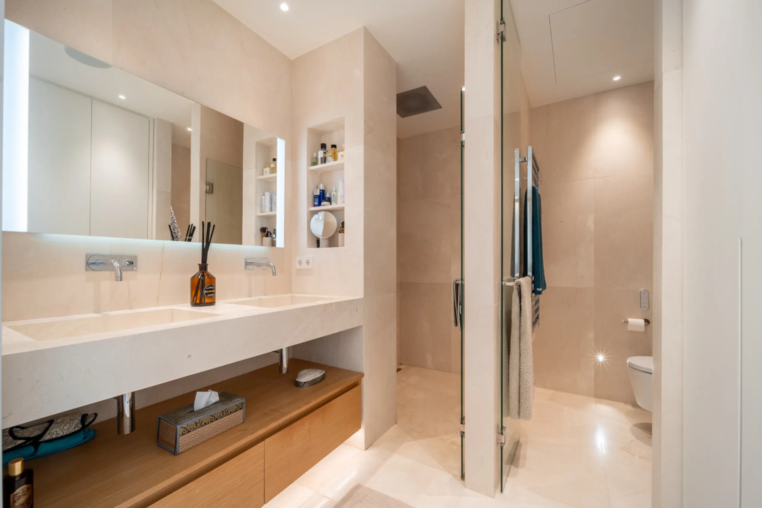 Situated in one of La Quinta's most sought-after enclaves above San Pedro, this stunning apartment offers panoramic views over the Mediterranean and a refined lifestyle marked by space, privacy, and contemporary comfort.