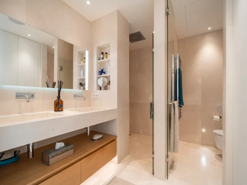 Situated in one of La Quinta's most sought-after enclaves above San Pedro, this stunning apartment offers panoramic views over the Mediterranean and a refined lifestyle marked by space, privacy, and contemporary comfort.