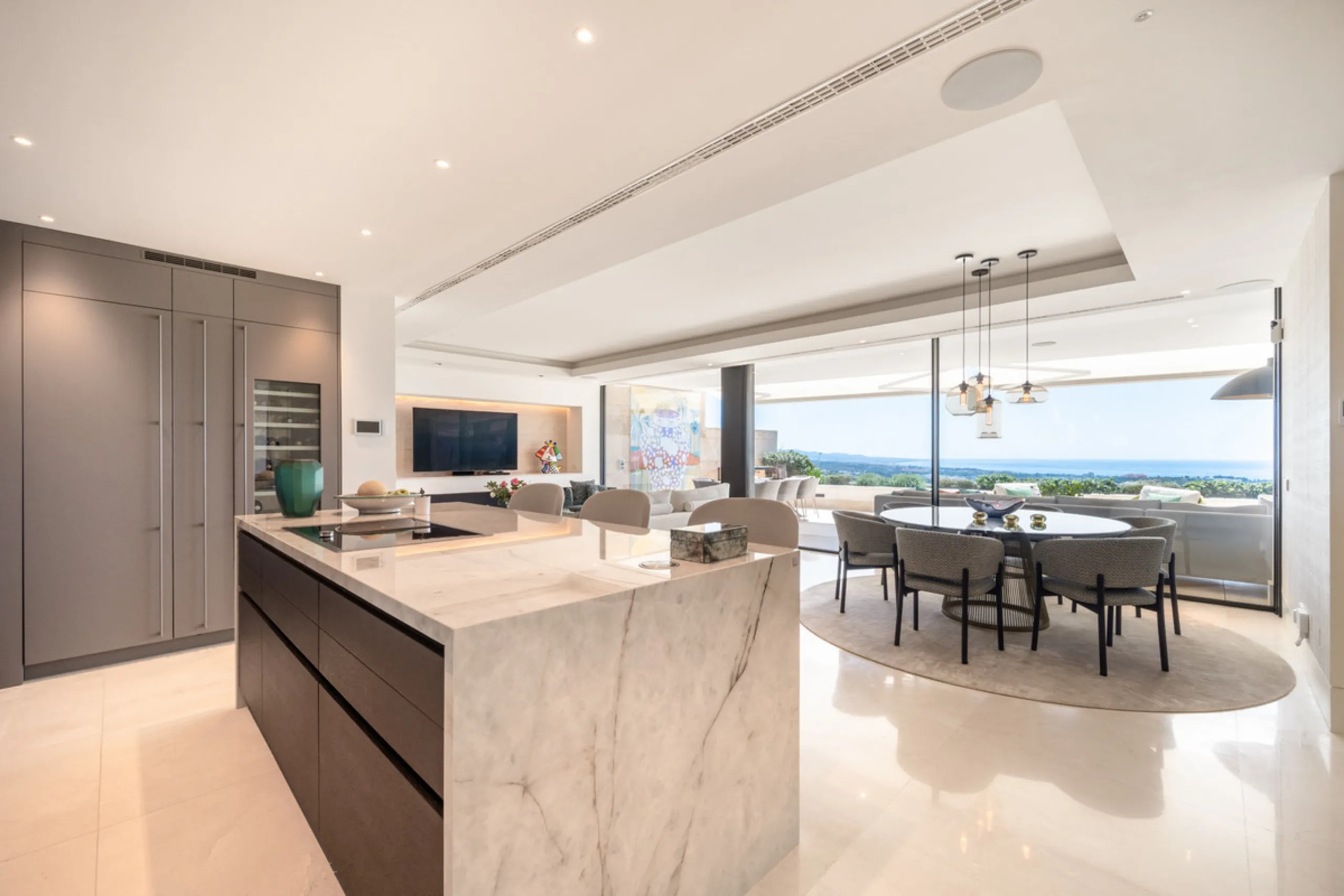 Situated in one of La Quinta's most sought-after enclaves above San Pedro, this stunning apartment offers panoramic views over the Mediterranean and a refined lifestyle marked by space, privacy, and contemporary comfort.
