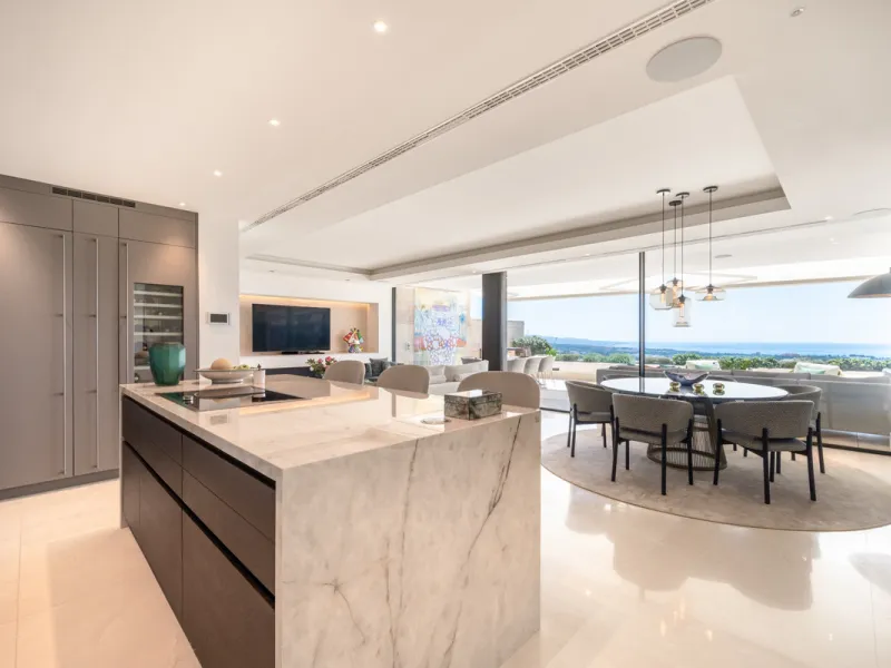 Situated in one of La Quinta's most sought-after enclaves above San Pedro, this stunning apartment offers panoramic views over the Mediterranean and a refined lifestyle marked by space, privacy, and contemporary comfort.