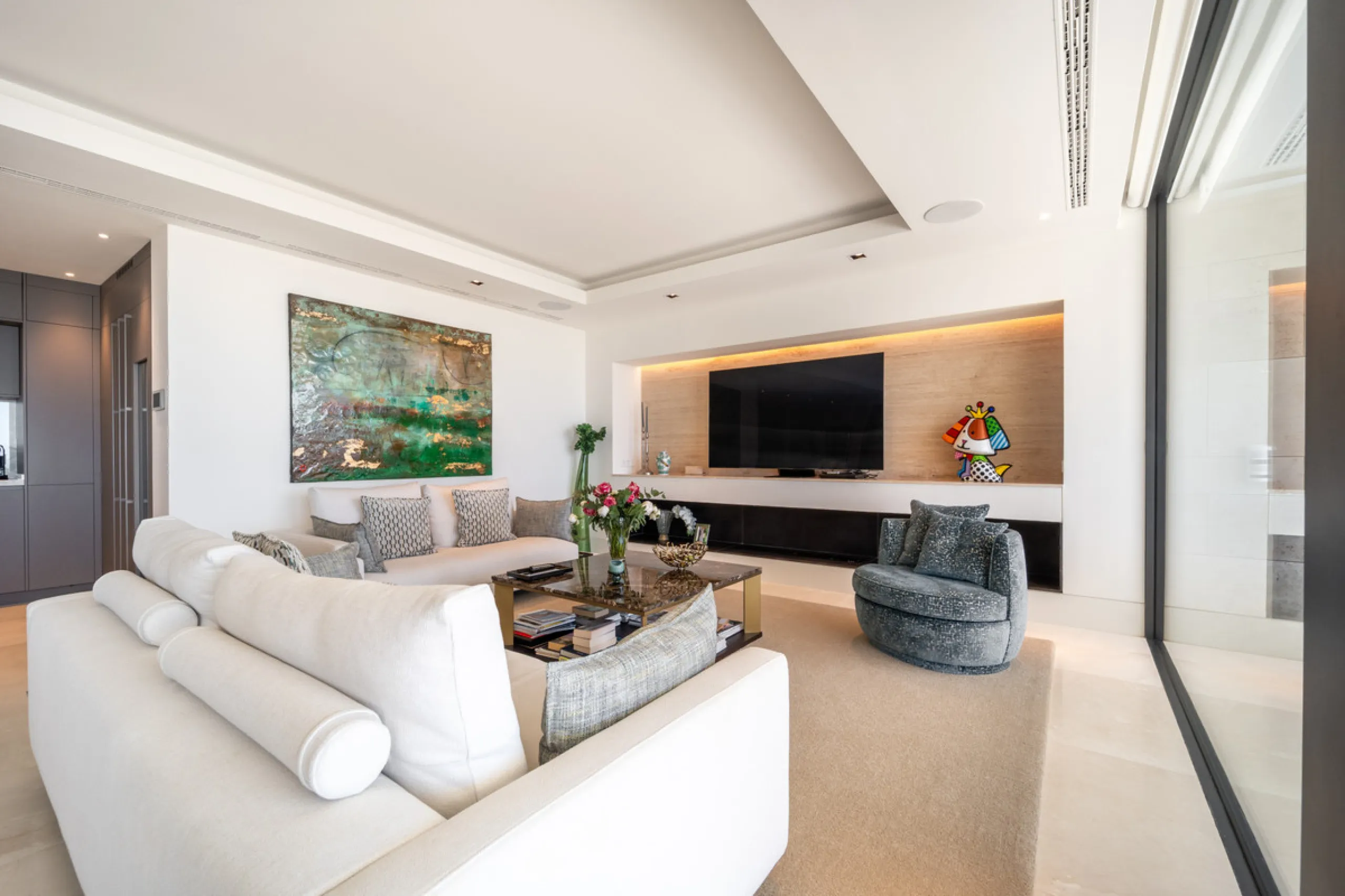 Situated in one of La Quinta's most sought-after enclaves above San Pedro, this stunning apartment offers panoramic views over the Mediterranean and a refined lifestyle marked by space, privacy, and contemporary comfort.
