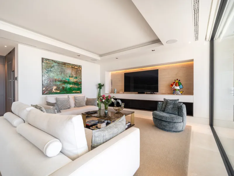 Situated in one of La Quinta's most sought-after enclaves above San Pedro, this stunning apartment offers panoramic views over the Mediterranean and a refined lifestyle marked by space, privacy, and contemporary comfort.