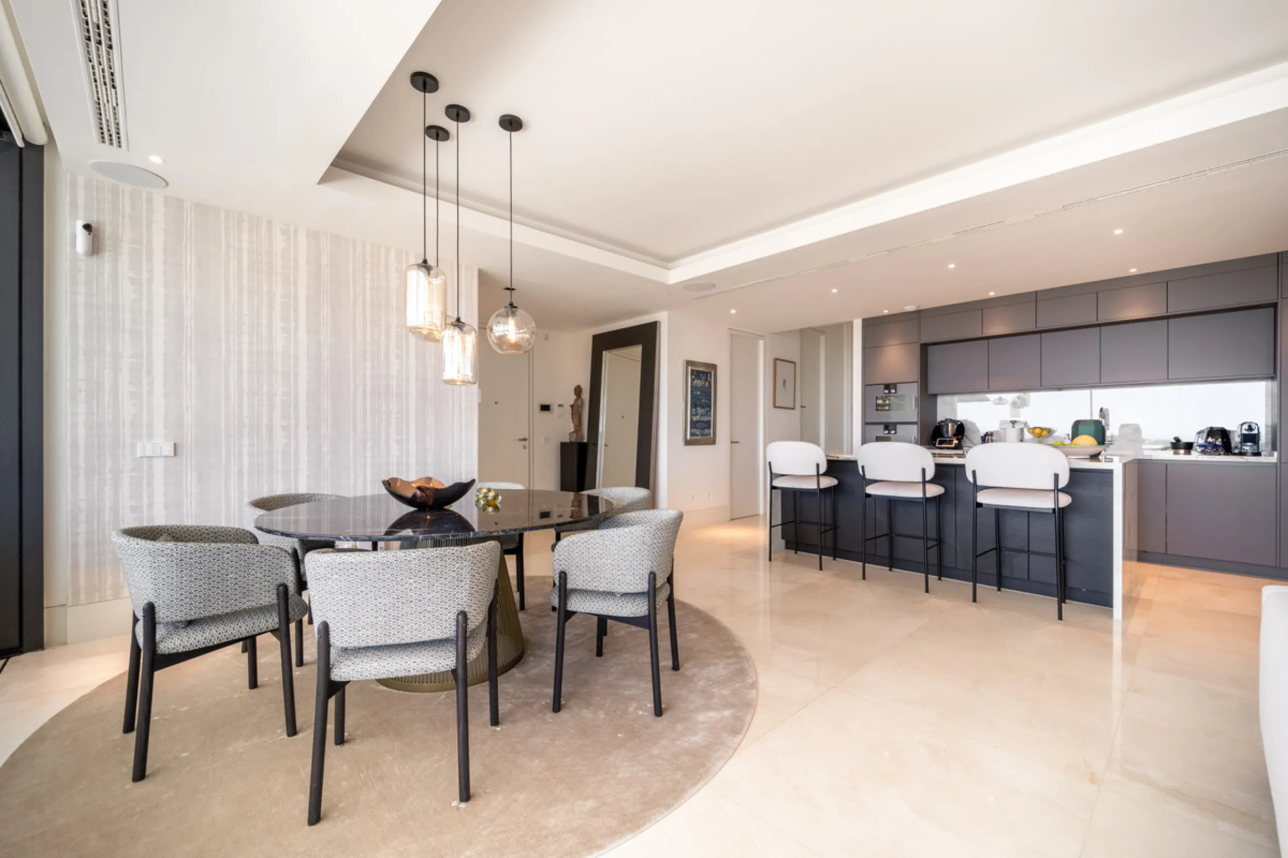 Situated in one of La Quinta's most sought-after enclaves above San Pedro, this stunning apartment offers panoramic views over the Mediterranean and a refined lifestyle marked by space, privacy, and contemporary comfort.