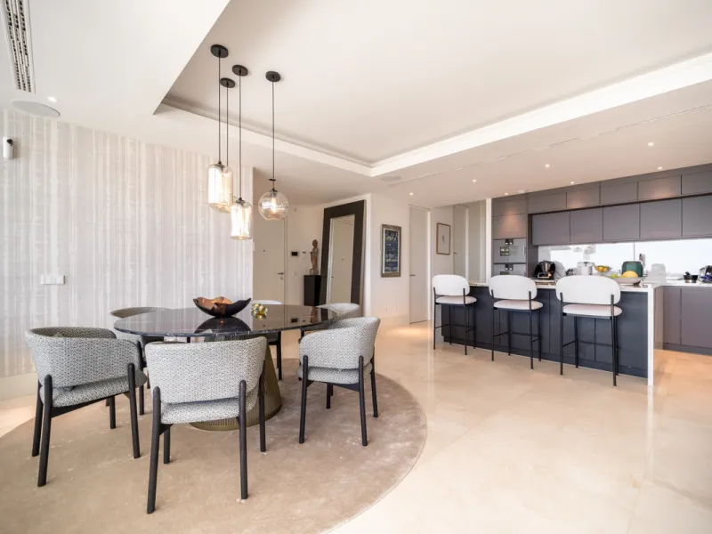 Situated in one of La Quinta's most sought-after enclaves above San Pedro, this stunning apartment offers panoramic views over the Mediterranean and a refined lifestyle marked by space, privacy, and contemporary comfort.