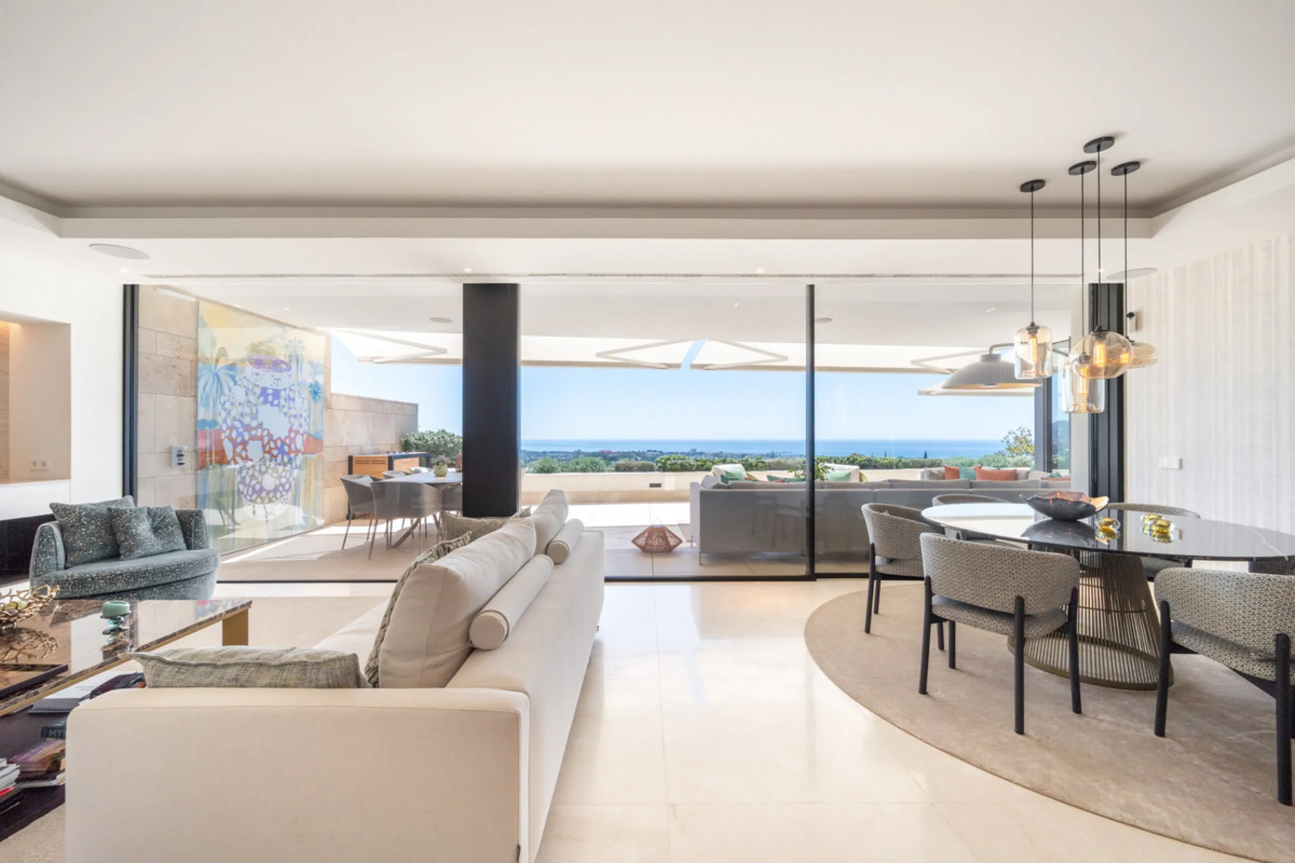 Situated in one of La Quinta's most sought-after enclaves above San Pedro, this stunning apartment offers panoramic views over the Mediterranean and a refined lifestyle marked by space, privacy, and contemporary comfort.