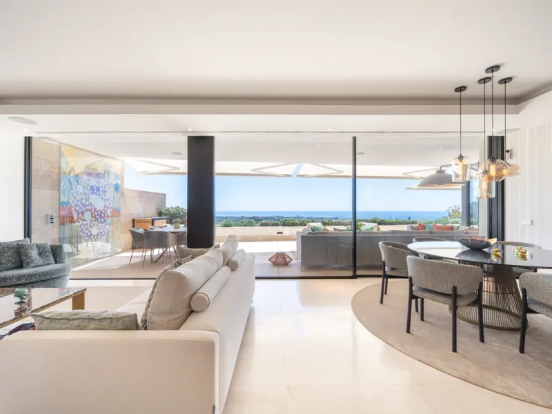 Situated in one of La Quinta's most sought-after enclaves above San Pedro, this stunning apartment offers panoramic views over the Mediterranean and a refined lifestyle marked by space, privacy, and contemporary comfort.