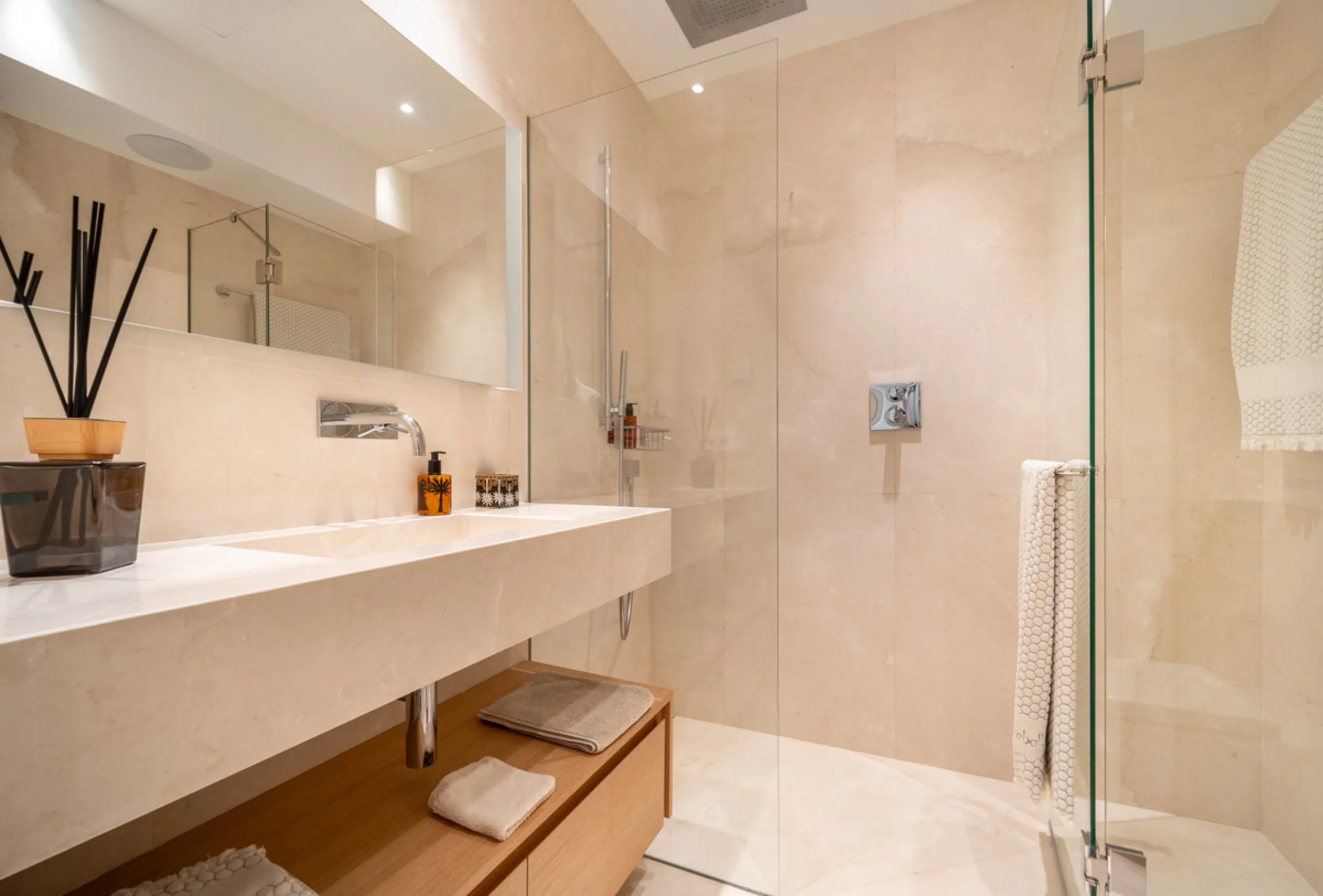 Situated in one of La Quinta's most sought-after enclaves above San Pedro, this stunning apartment offers panoramic views over the Mediterranean and a refined lifestyle marked by space, privacy, and contemporary comfort.