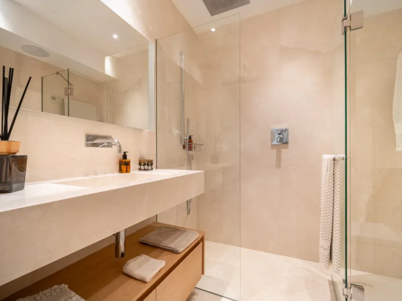 Situated in one of La Quinta's most sought-after enclaves above San Pedro, this stunning apartment offers panoramic views over the Mediterranean and a refined lifestyle marked by space, privacy, and contemporary comfort.
