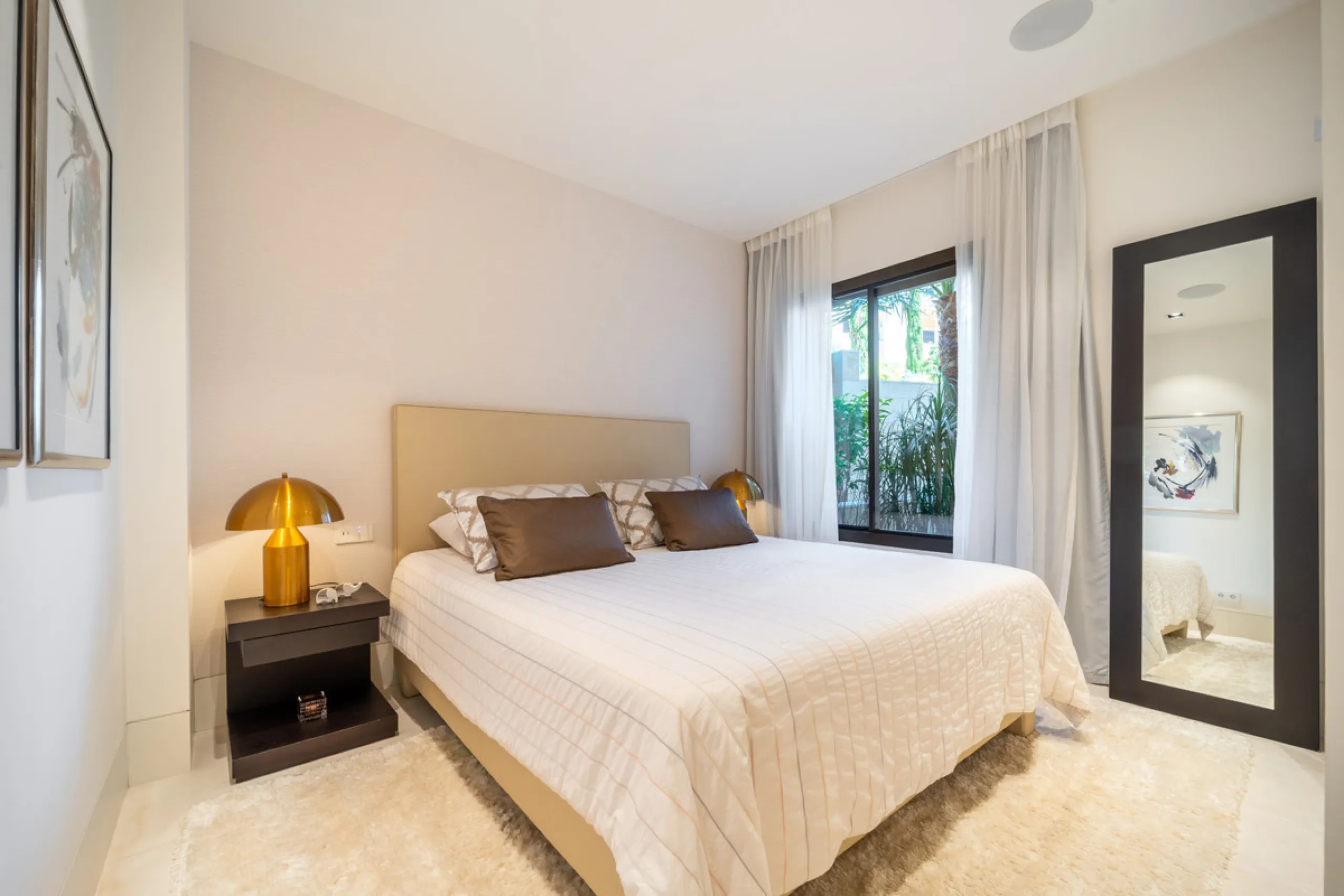 Situated in one of La Quinta's most sought-after enclaves above San Pedro, this stunning apartment offers panoramic views over the Mediterranean and a refined lifestyle marked by space, privacy, and contemporary comfort.