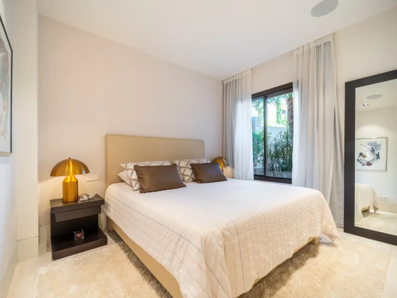 Situated in one of La Quinta's most sought-after enclaves above San Pedro, this stunning apartment offers panoramic views over the Mediterranean and a refined lifestyle marked by space, privacy, and contemporary comfort.