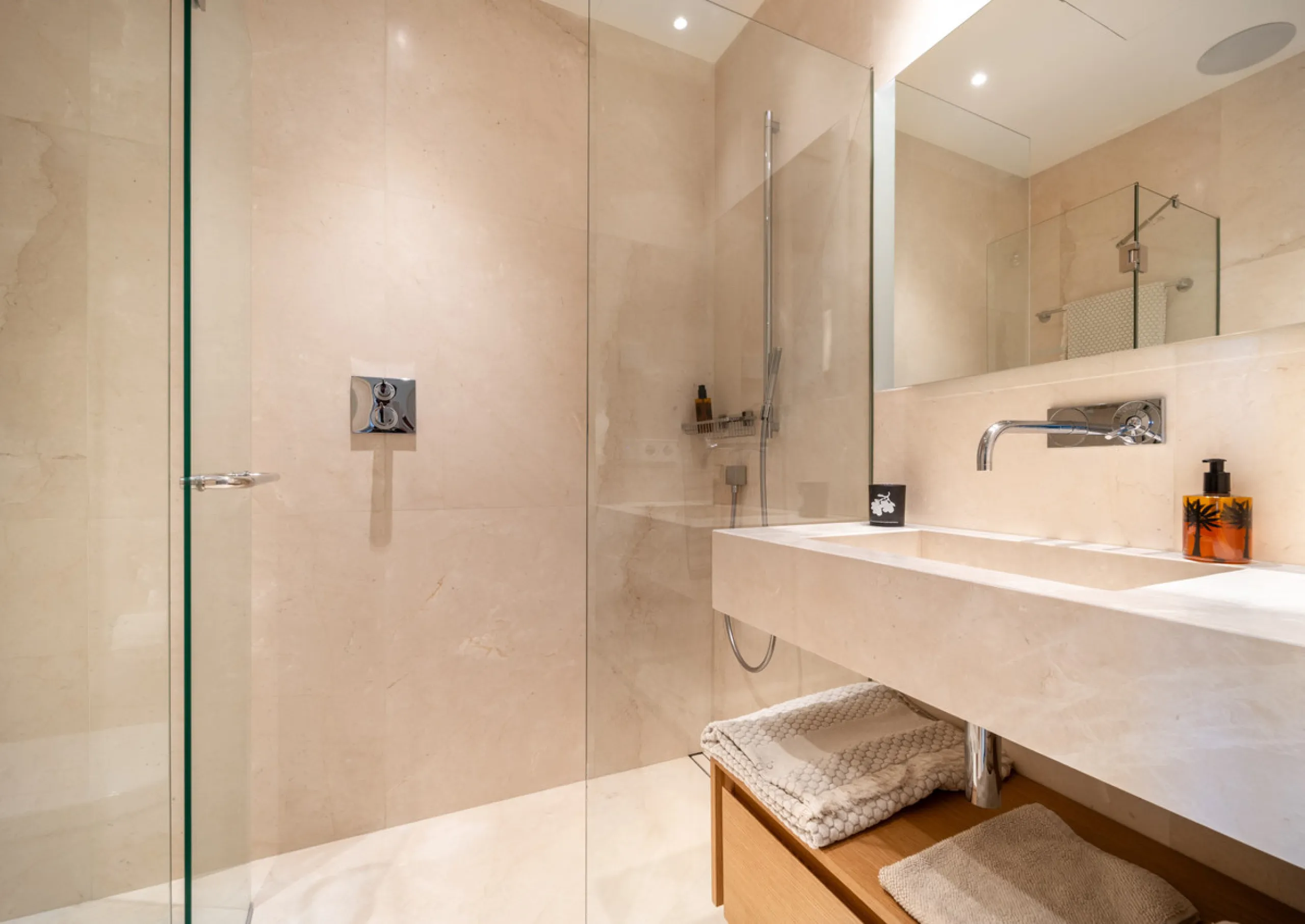 Situated in one of La Quinta's most sought-after enclaves above San Pedro, this stunning apartment offers panoramic views over the Mediterranean and a refined lifestyle marked by space, privacy, and contemporary comfort.