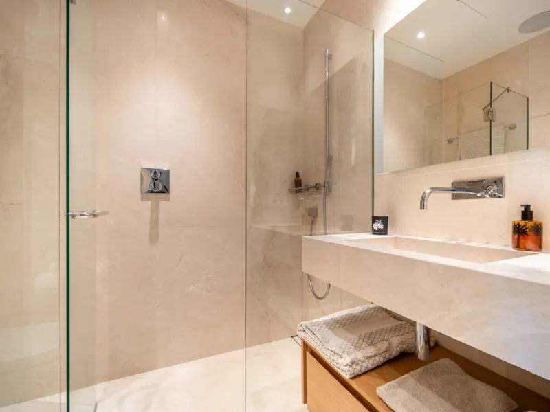 Situated in one of La Quinta's most sought-after enclaves above San Pedro, this stunning apartment offers panoramic views over the Mediterranean and a refined lifestyle marked by space, privacy, and contemporary comfort.