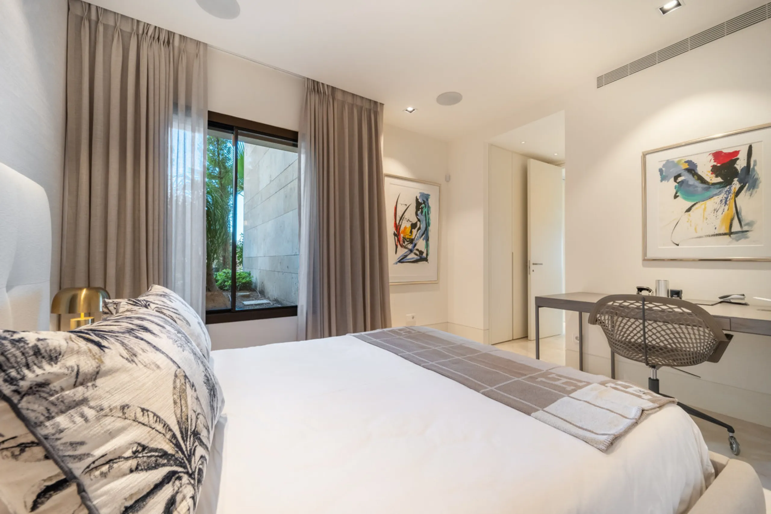 Situated in one of La Quinta's most sought-after enclaves above San Pedro, this stunning apartment offers panoramic views over the Mediterranean and a refined lifestyle marked by space, privacy, and contemporary comfort.