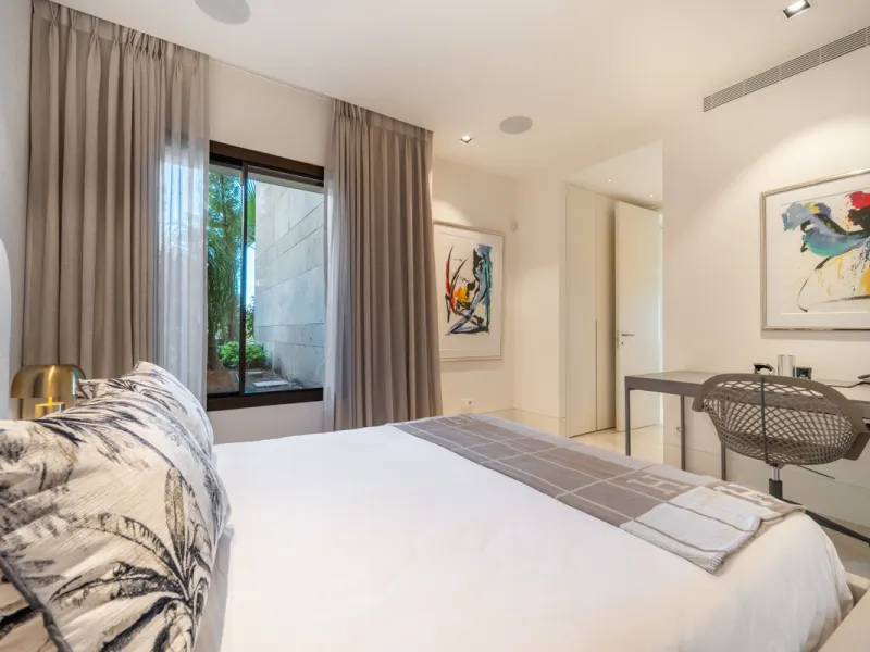Situated in one of La Quinta's most sought-after enclaves above San Pedro, this stunning apartment offers panoramic views over the Mediterranean and a refined lifestyle marked by space, privacy, and contemporary comfort.