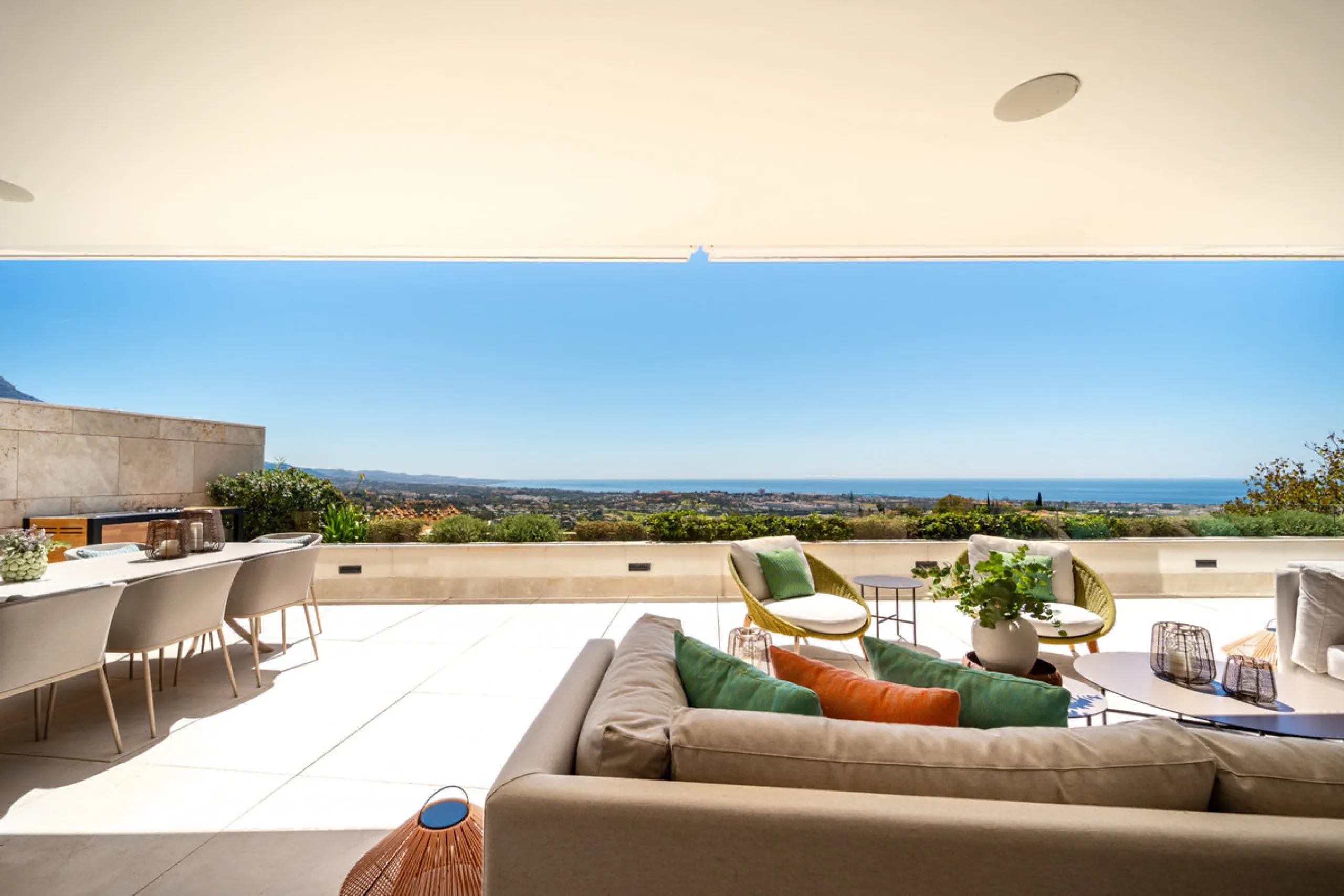 Situated in one of La Quinta's most sought-after enclaves above San Pedro, this stunning apartment offers panoramic views over the Mediterranean and a refined lifestyle marked by space, privacy, and contemporary comfort.