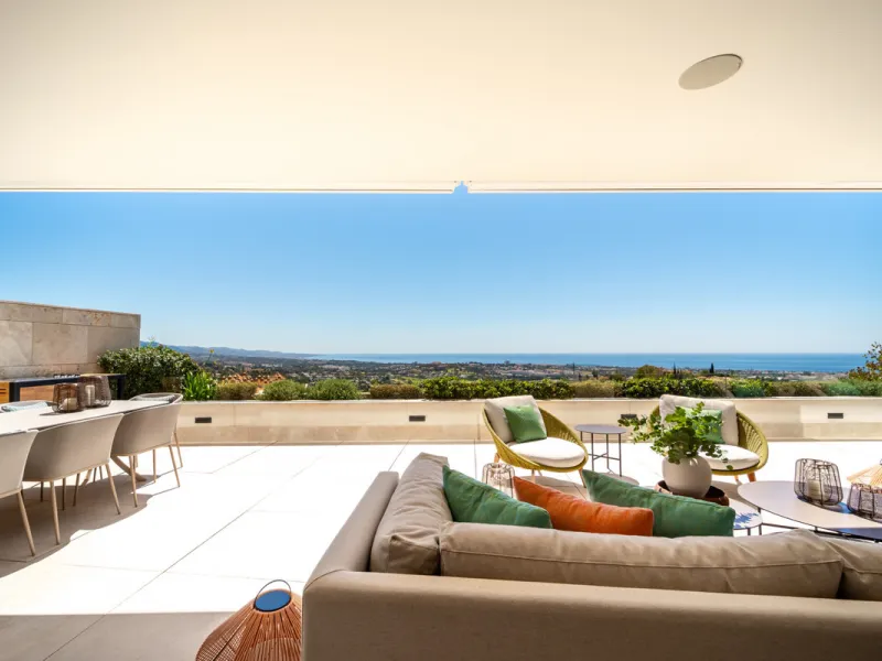 Situated in one of La Quinta's most sought-after enclaves above San Pedro, this stunning apartment offers panoramic views over the Mediterranean and a refined lifestyle marked by space, privacy, and contemporary comfort.