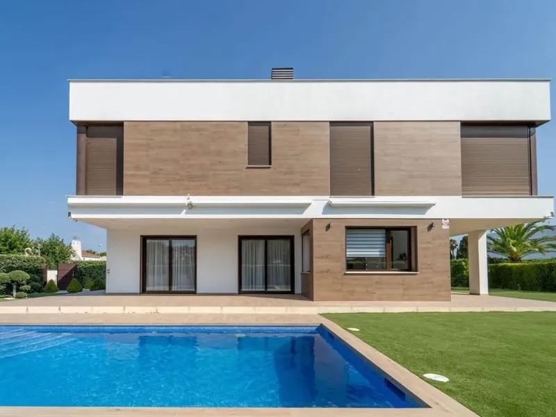 Modern villa with private pool in El Dorado Playa, Cambrils