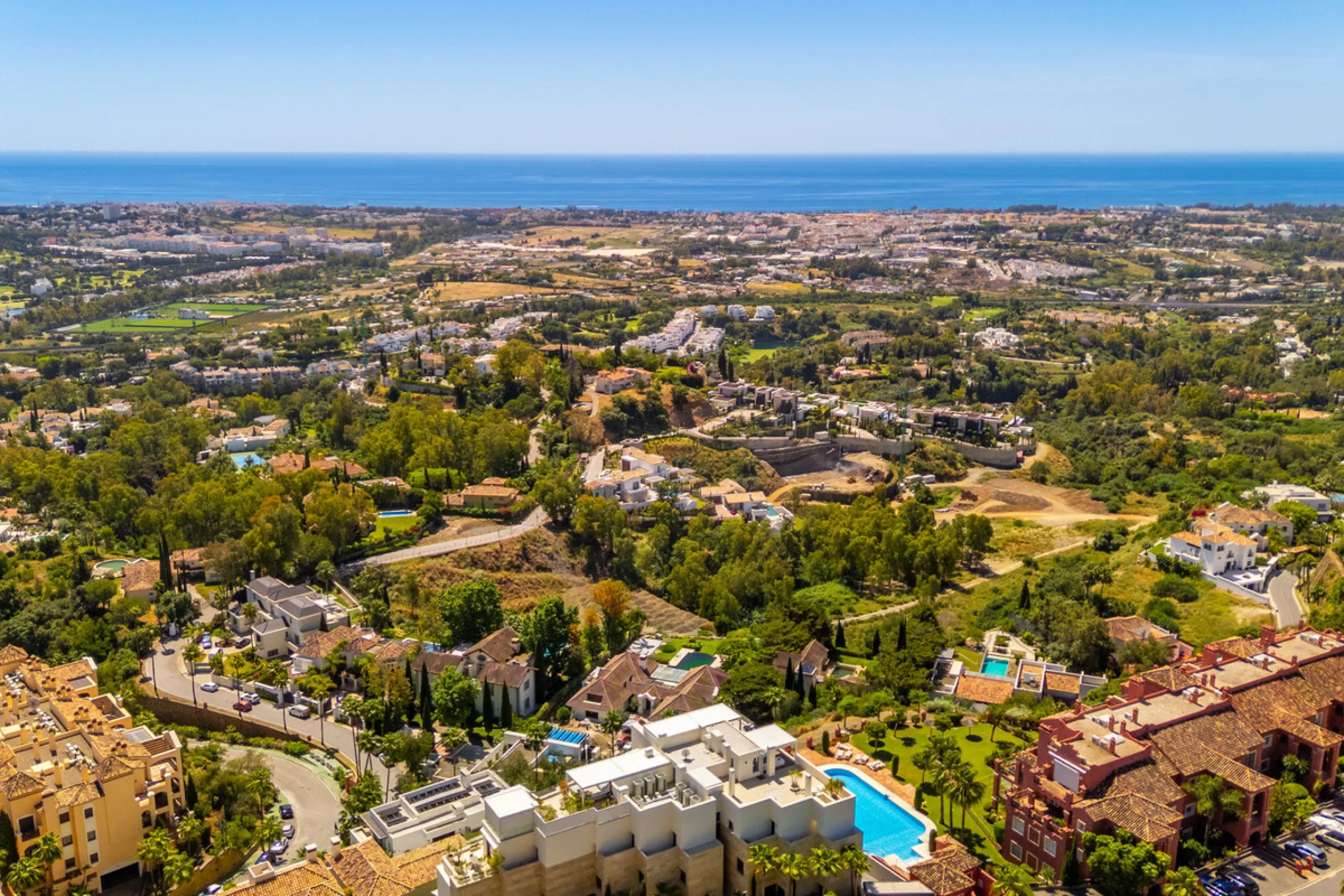 Situated in one of La Quinta's most sought-after enclaves above San Pedro, this stunning apartment offers panoramic views over the Mediterranean and a refined lifestyle marked by space, privacy, and contemporary comfort.