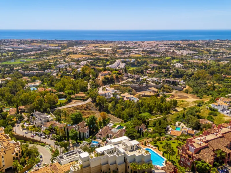 Situated in one of La Quinta's most sought-after enclaves above San Pedro, this stunning apartment offers panoramic views over the Mediterranean and a refined lifestyle marked by space, privacy, and contemporary comfort.